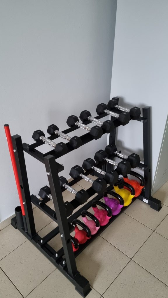 Fizjoterapeuta wykonujący masaż w gabinecie w Czarnej